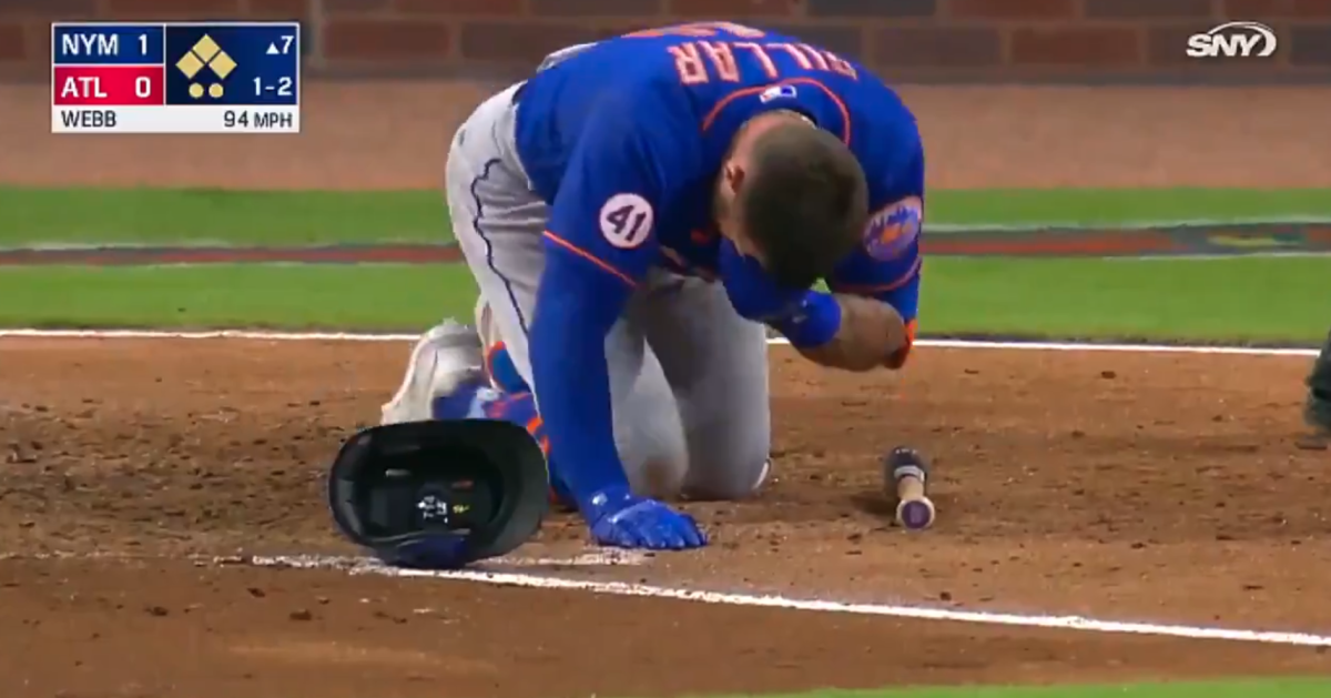 Kevin Pillar on the ground after being hit in the face during a New York Mets - Atlanta Braves game.