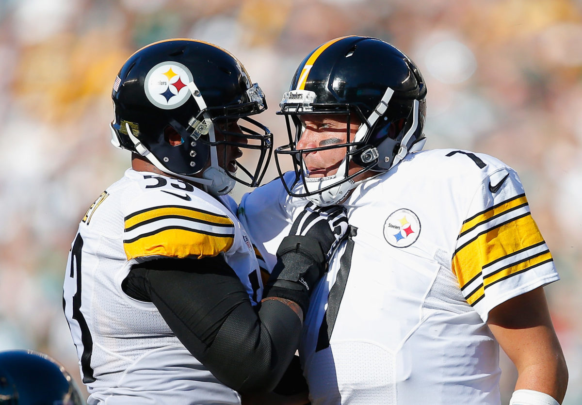 Ben Roethlisberger and Maurkice Pouncey on the field for the Steelers.
