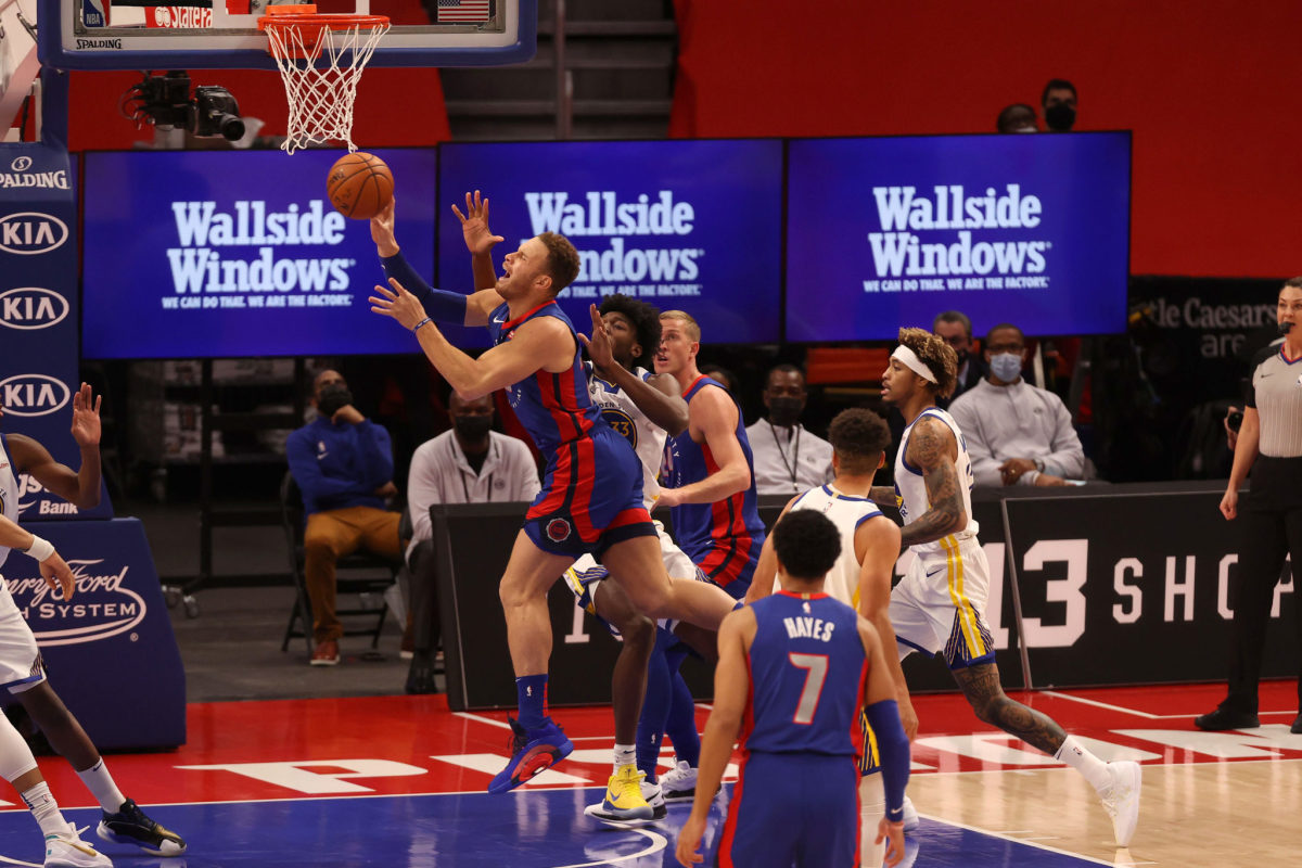 Blake Griffin drives against the Warriors.