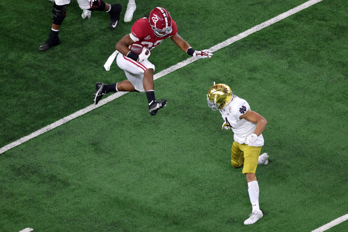 Najee Harris hurdles over Notre Dame defender in Rose Bowl after