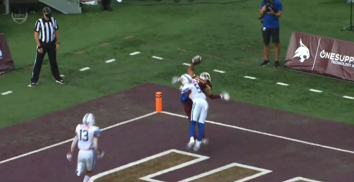 Texas State player makes absurd catch during college football Week 1 of 2020 season.