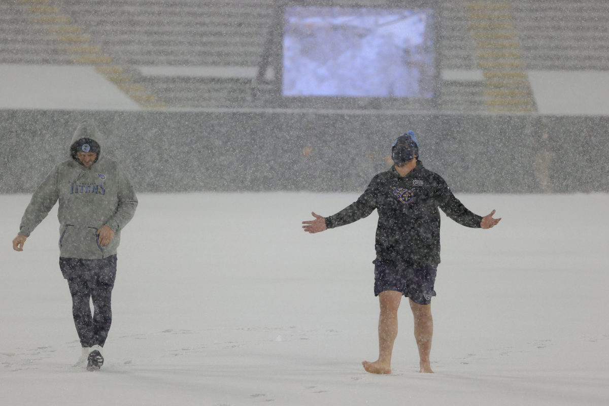 Tennessee Titans player walks in the snow.