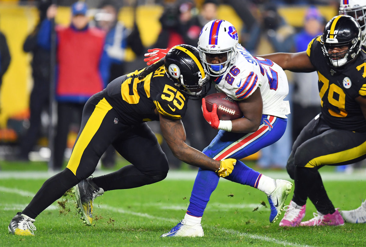 Pittsburgh Steelers linebacker Devin Bush makes a tackle.