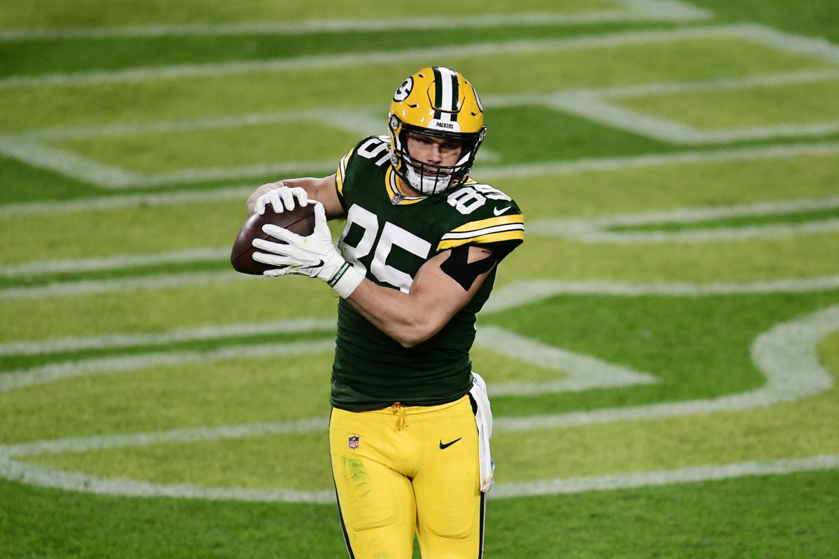 Packers tight end Robert Tonyan catches a pass.
