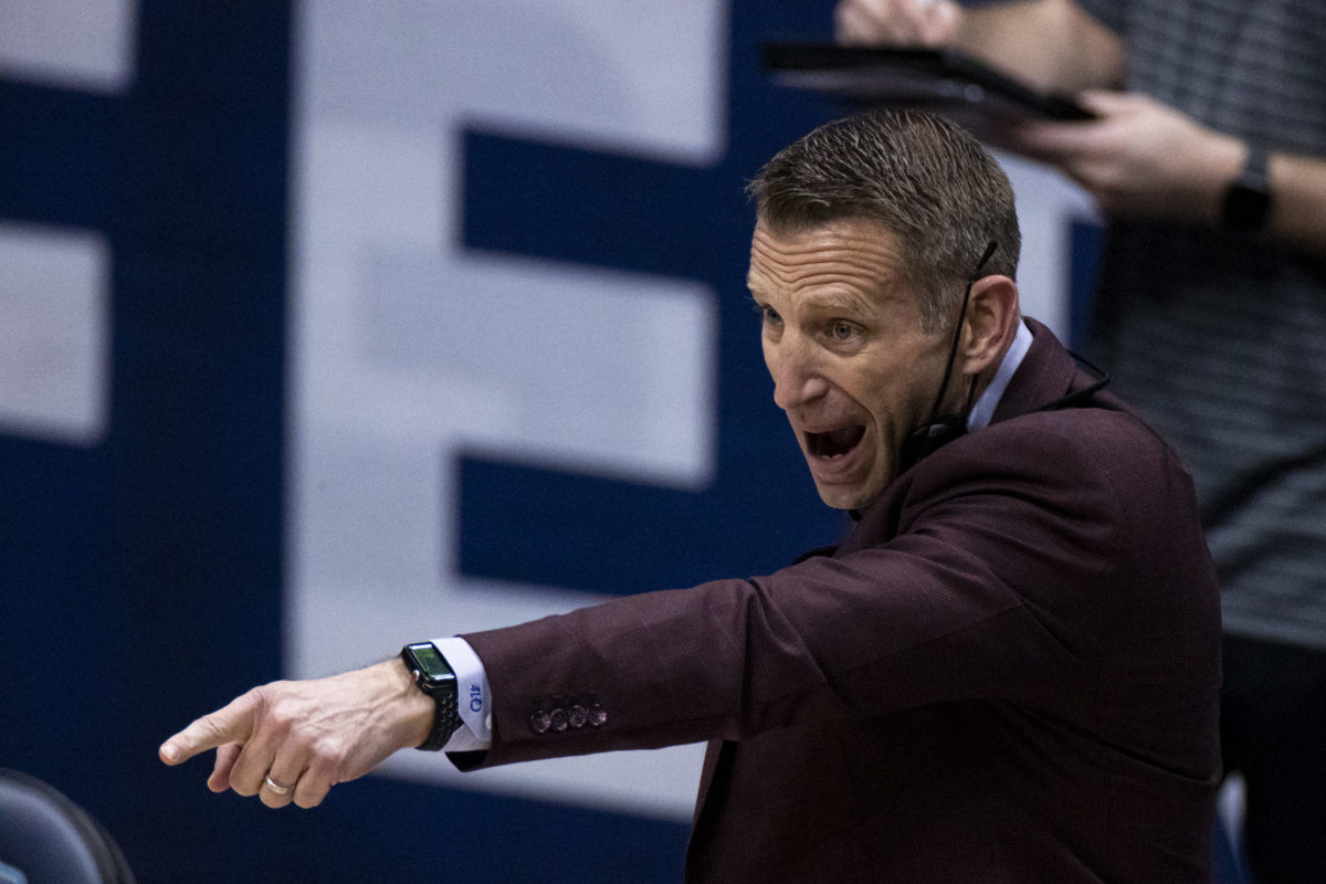 Alabama head coach Nate Oats pointing with his left hand