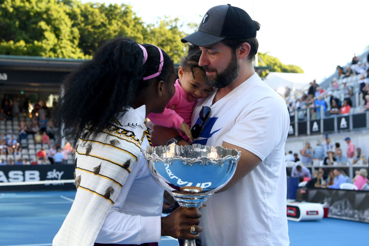 Venus Williams celebrates with Auckland Classic trophy