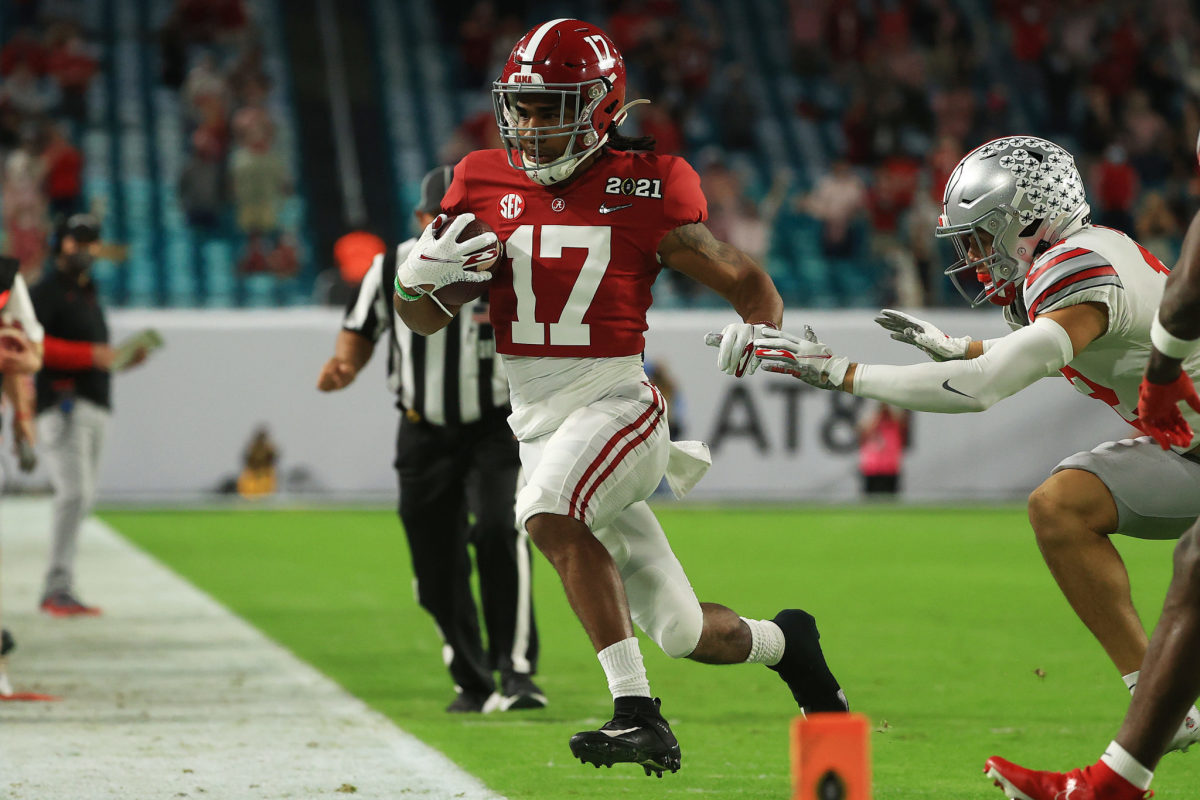 Jaylen Waddle running with the football for Alabama.