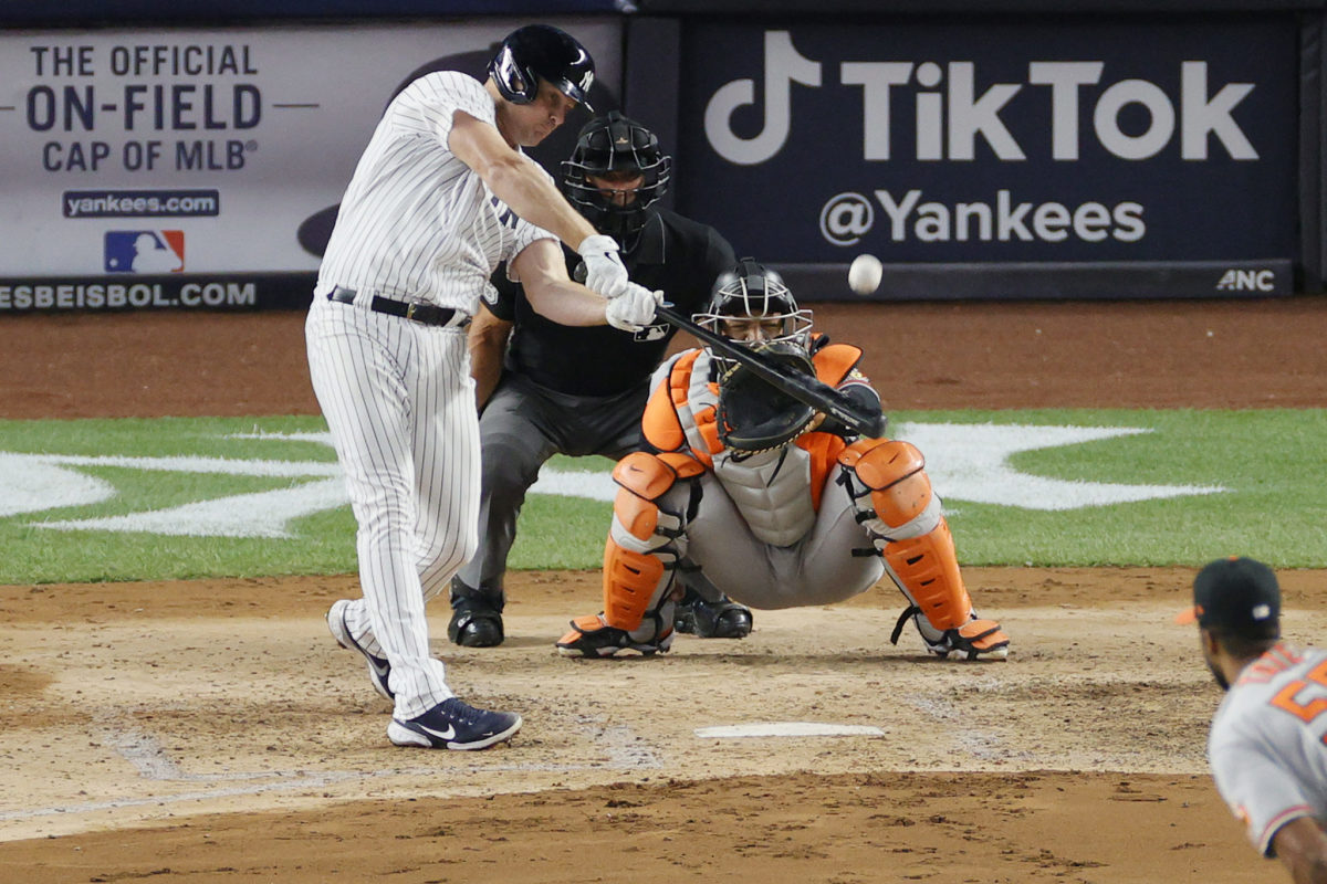 Jay Bruce swings at a pitch for the Yankees.