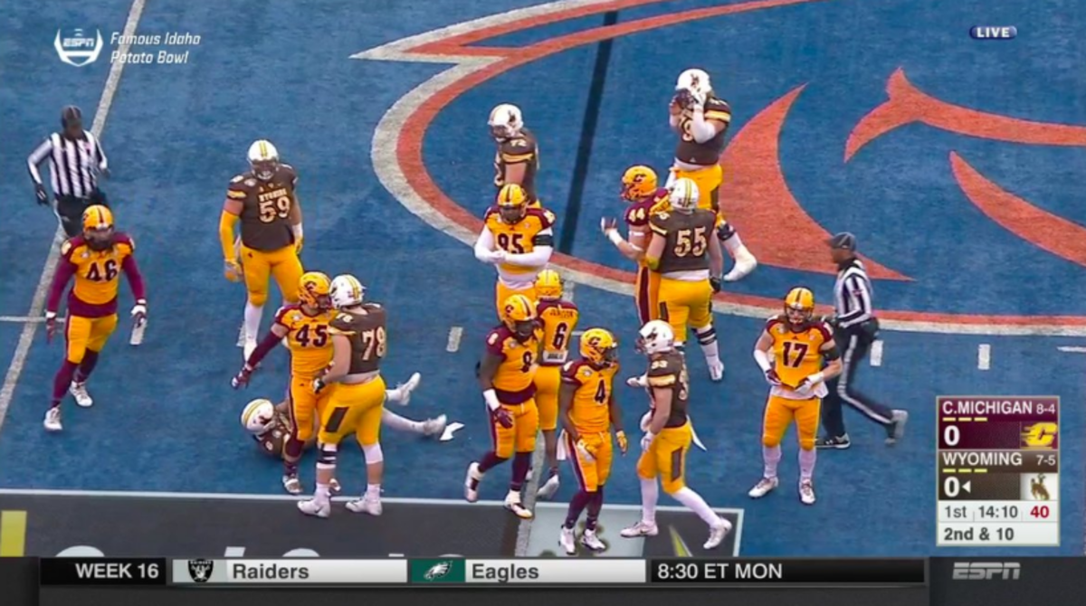 Painful uniform combination in Famous Idaho Potato Bowl between CMU and Wyoming.