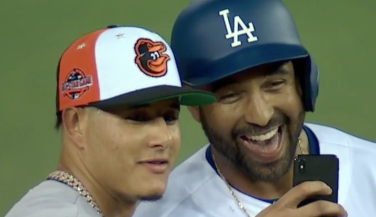 Manny Machado takes selfie with Matt Kemp during All-Star Game.