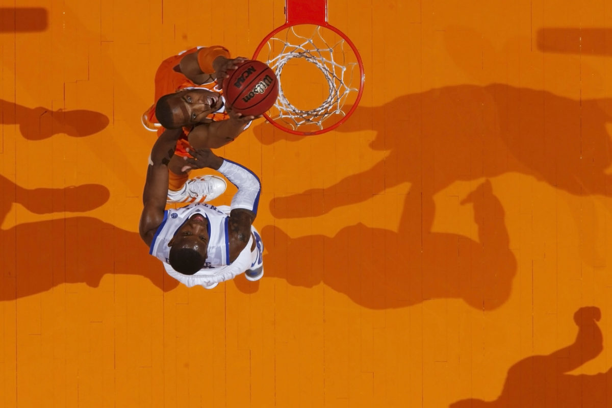 An overhead shot of Tennessee player dunking against Kentucky.
