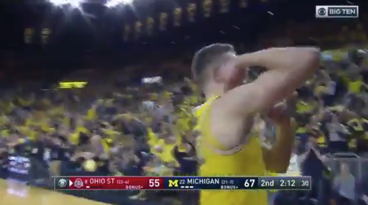 Mo Wagner flexing to the crowd.