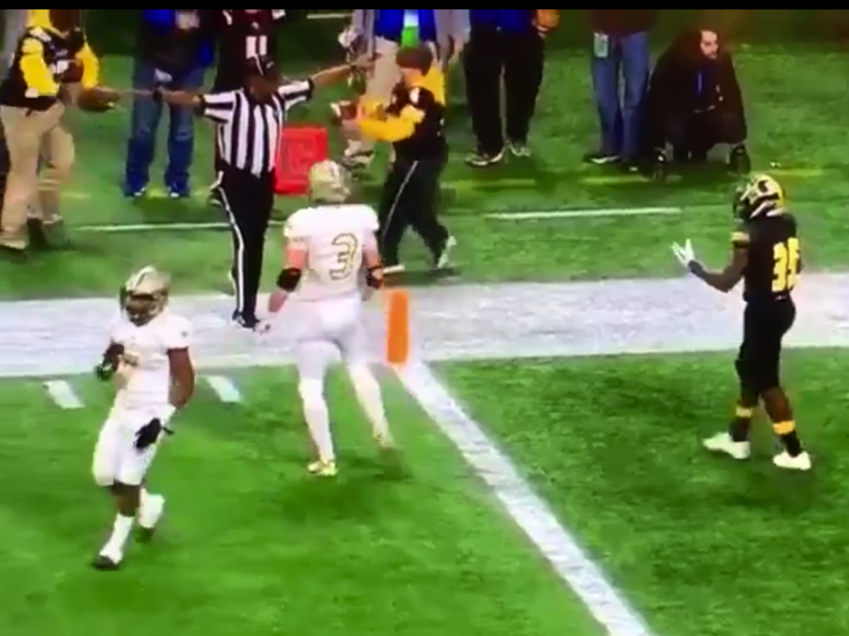 Referee makes controversial call in Georgia high school state title game.