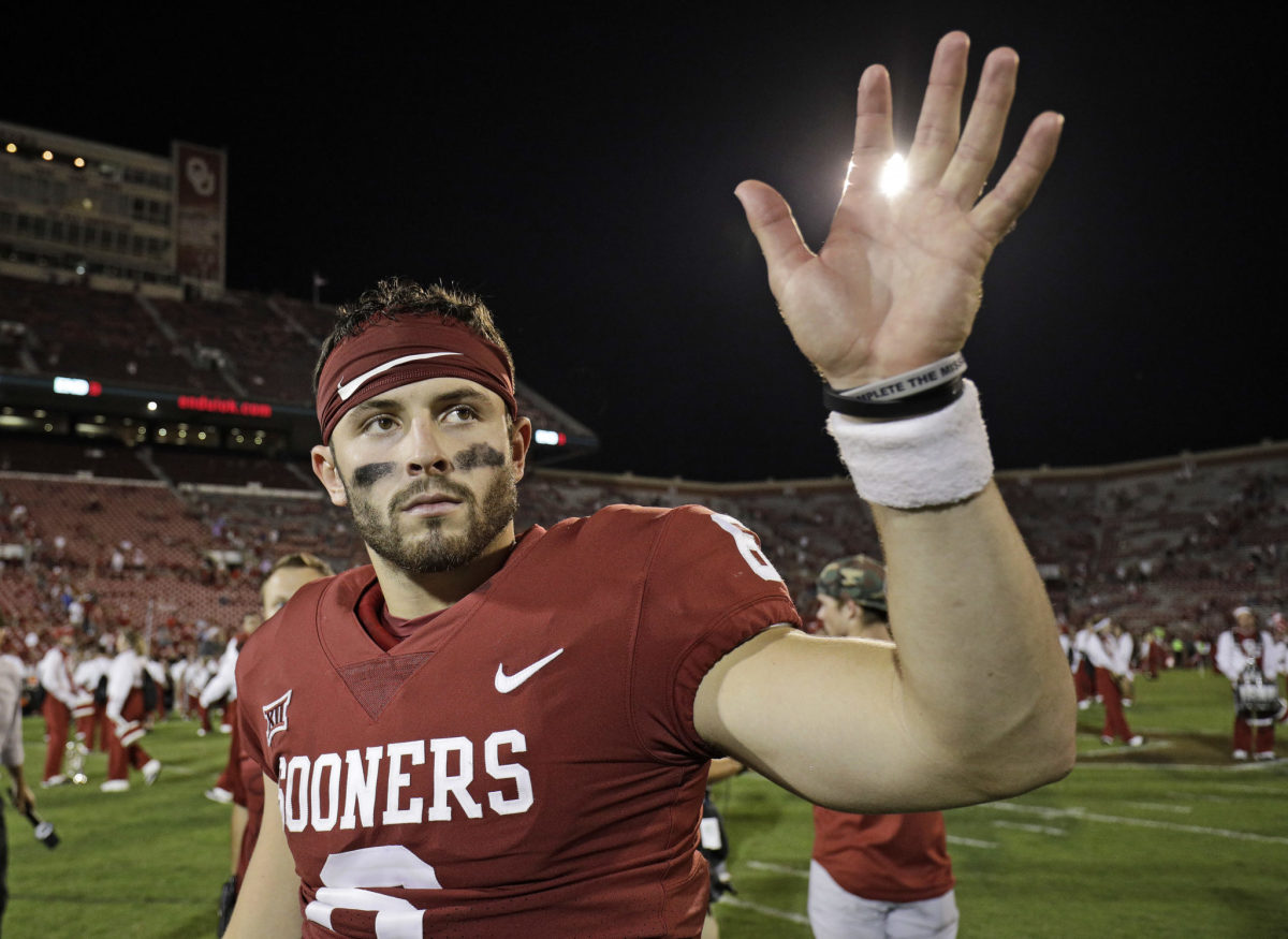 Baker Mayfield waving to Oklahoma fans.