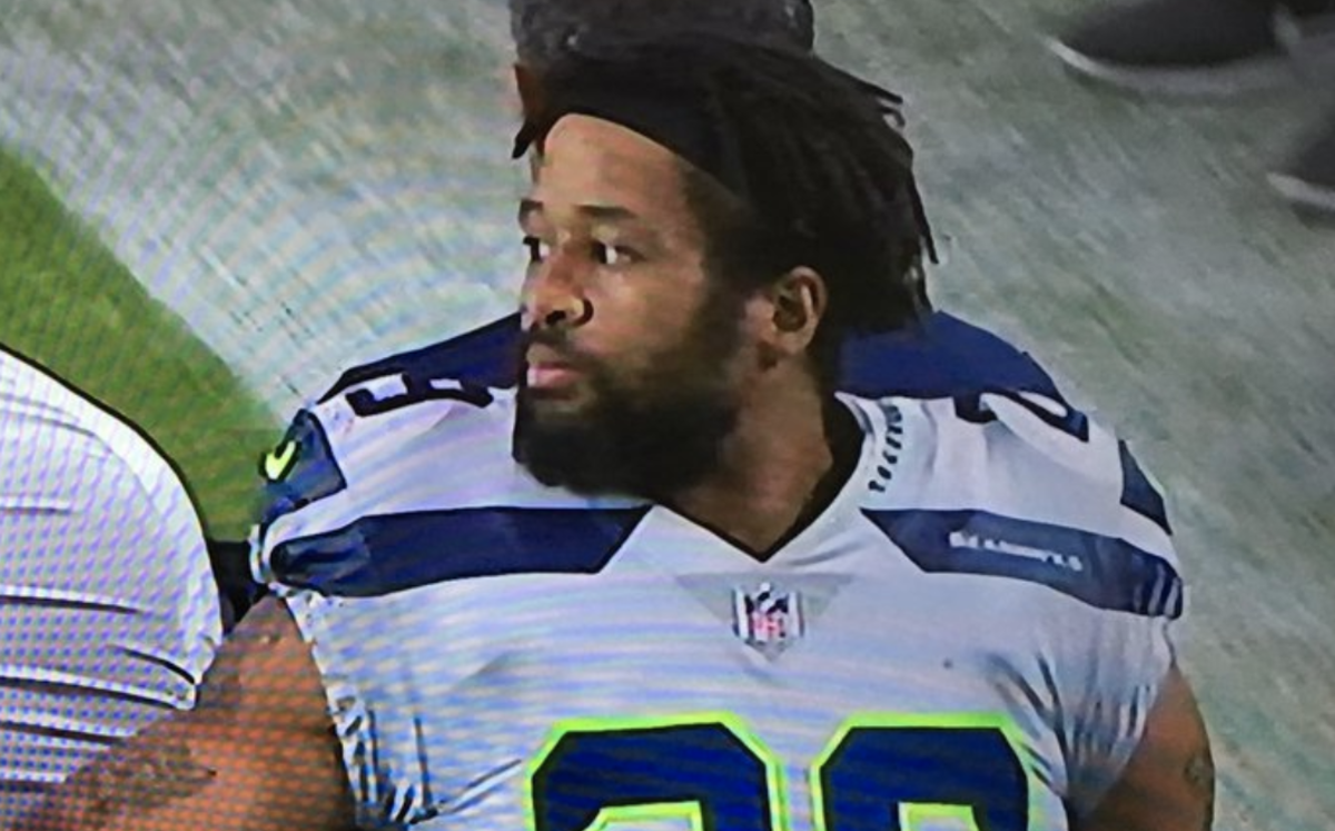 earl thomas flips off his teammates as he's carted off the field