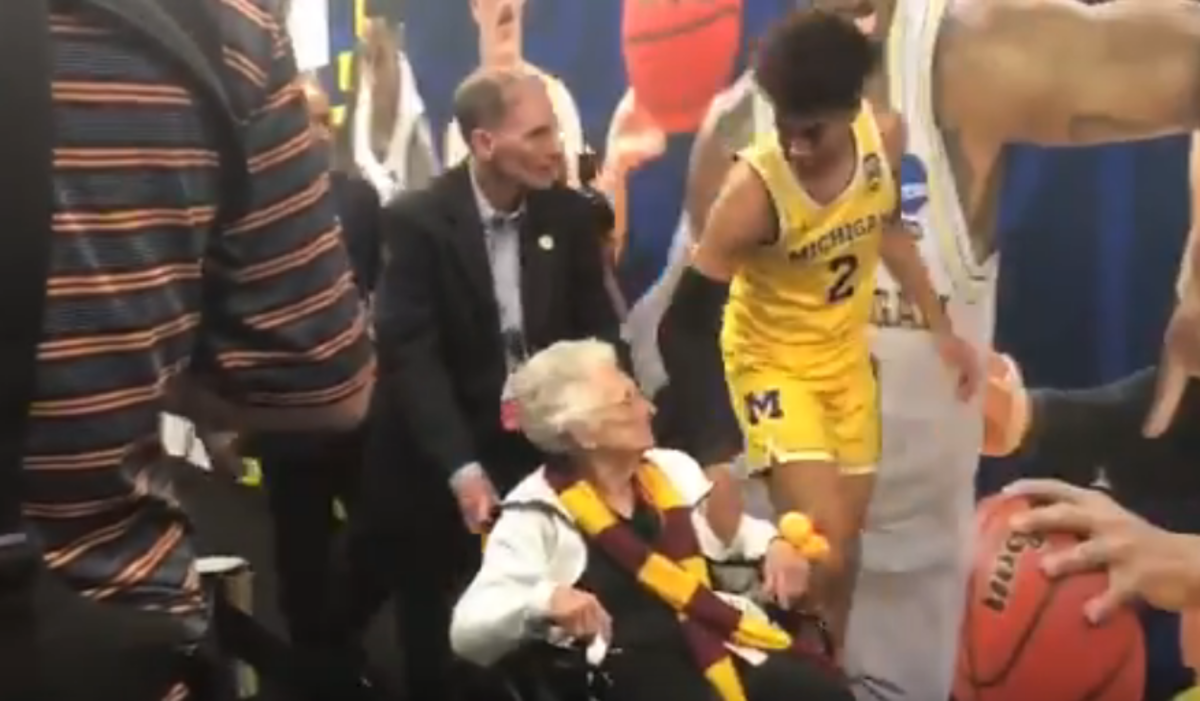 Jordan Poole stops to congratulate Sister Jean at the Final Four.