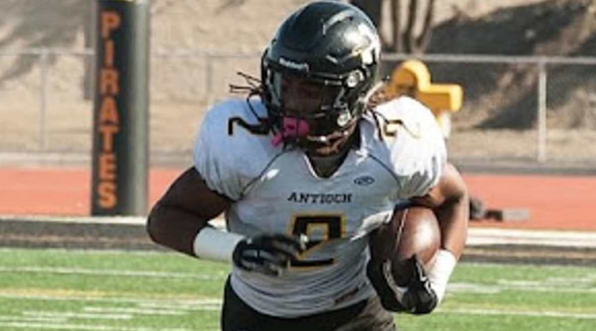 Narjee Harris running with the ball in high school.