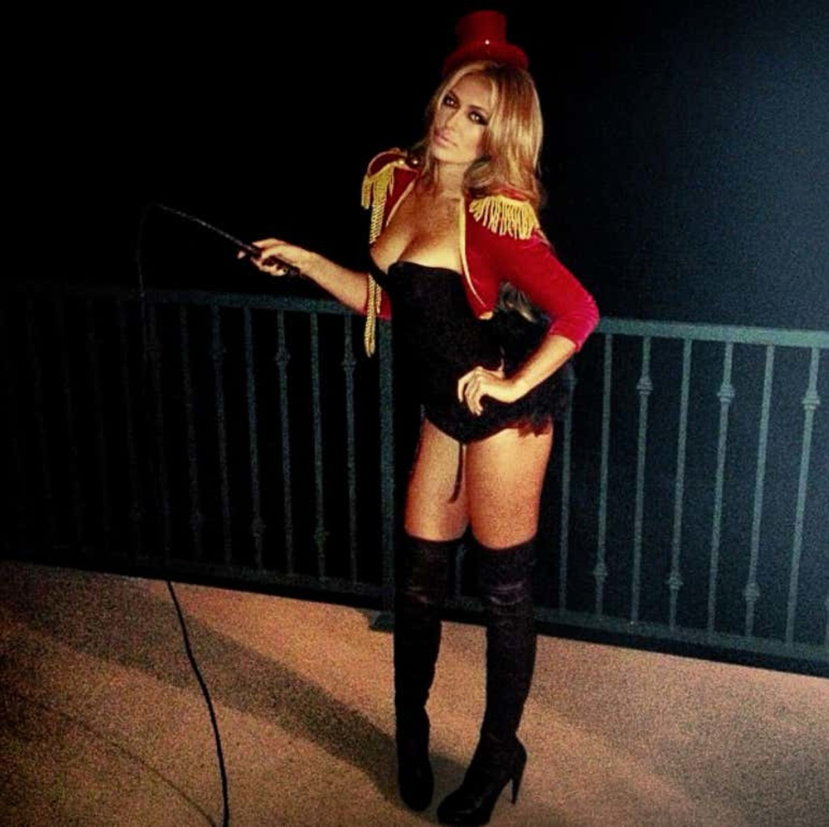 Paulina Gretzky Rocks Tiny Cheerleader Outfit For Halloween, Bring