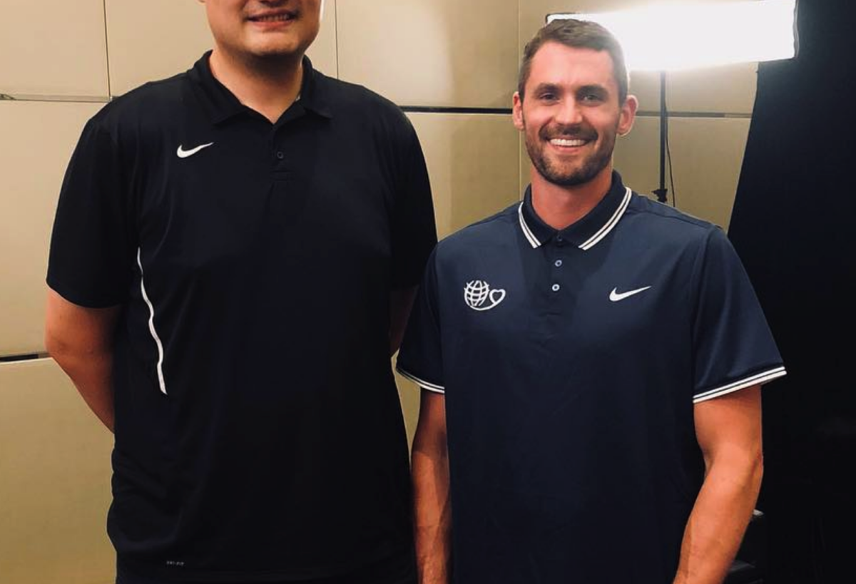 Kevin Love took a photo with Yao Ming.