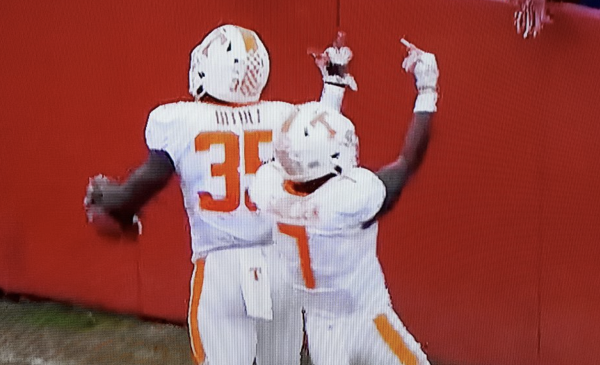 Tennessee player gives Alabama fans the double-bird.