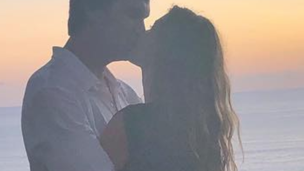 Tom Brady kisses Gisele.