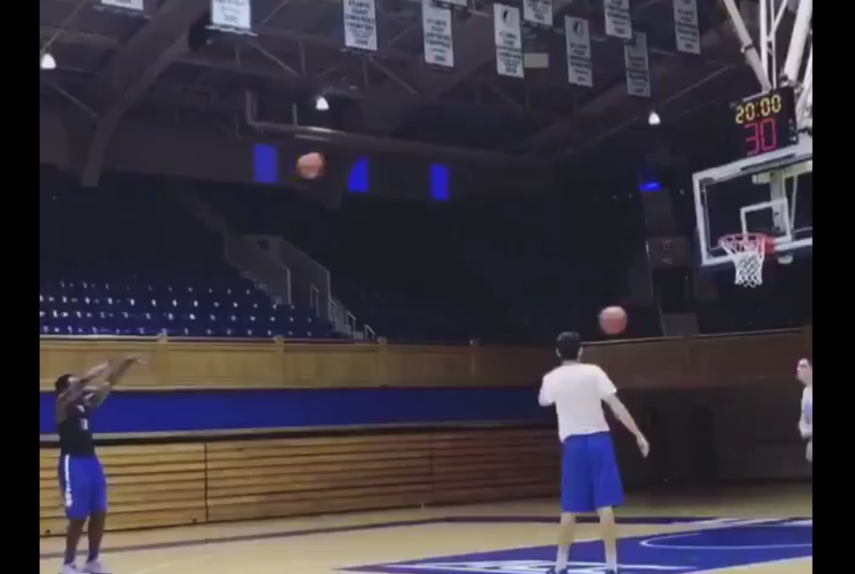 Zion Williamson take jumpers at Duke.