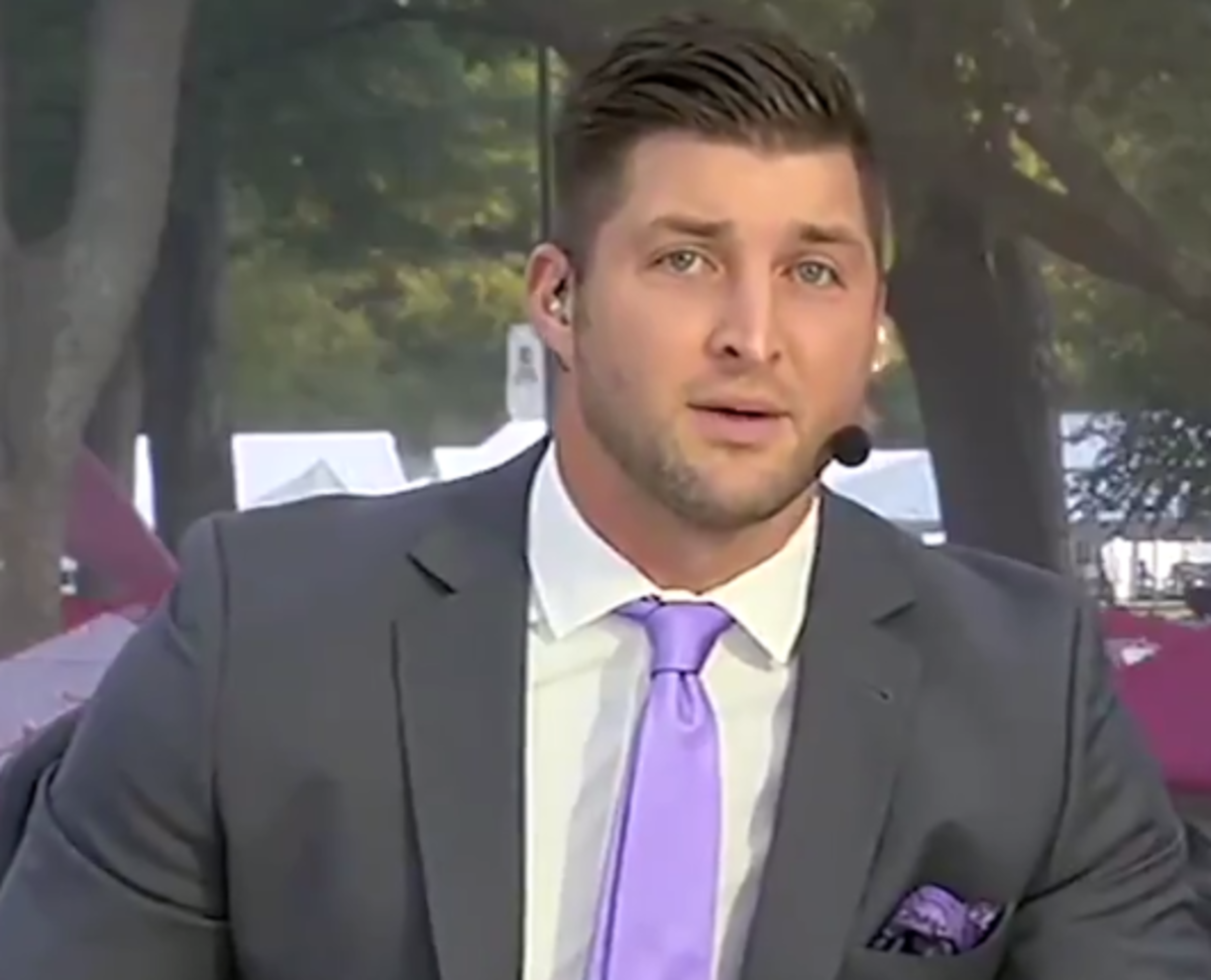 Tim Tebow gives Tennessee a pep talk.