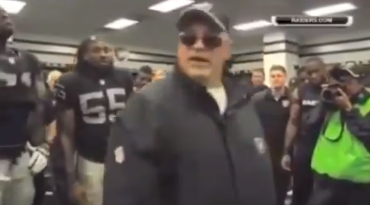 Tony Sparano speaks to the Raiders in 2014.