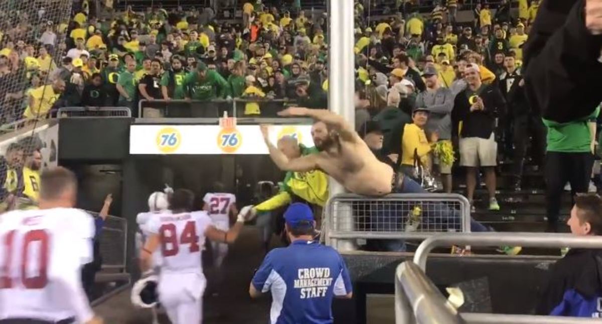 Oregon football fan flips off Stanford players in the tunnel.
