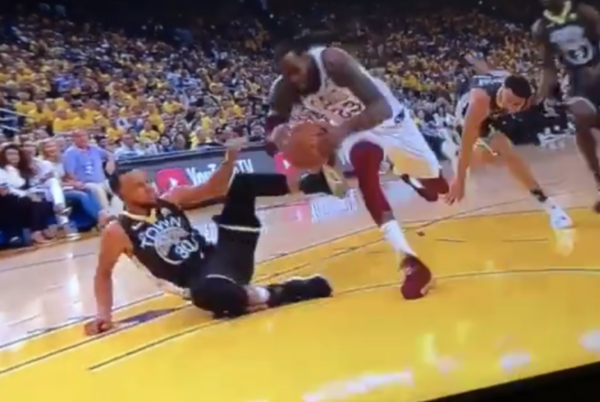 steph curry appears to try to trip lebron during game 2