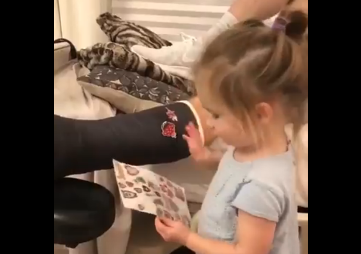 Video shows Gordon Hayward's daughter playing with his cast.