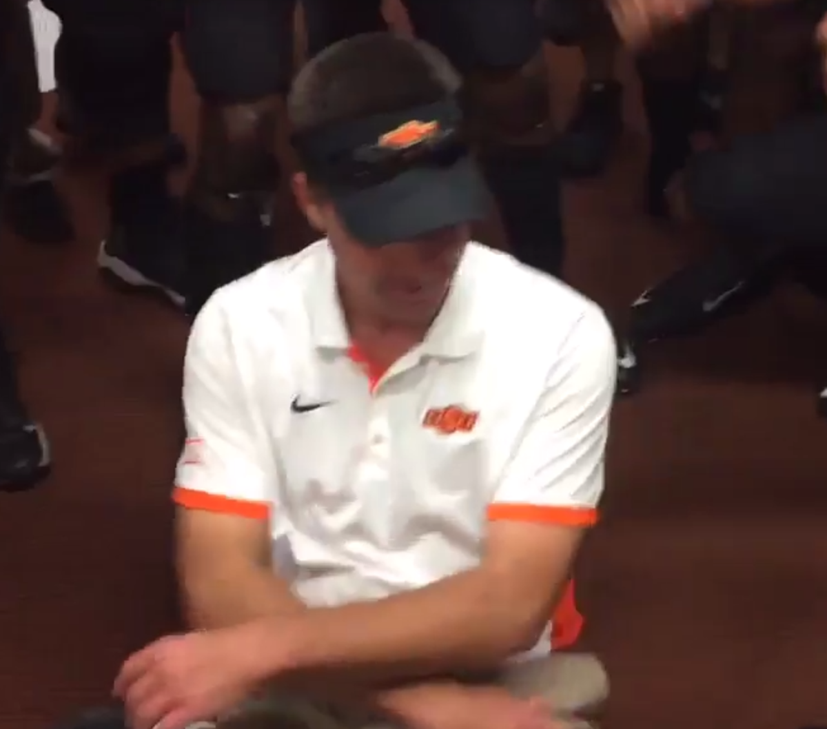 Video Oklahoma State Coach Mike Gundy Dances In Locker Room After Win