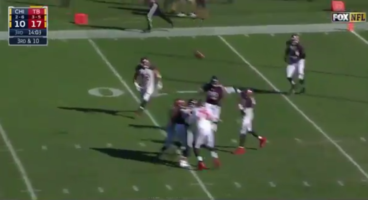 Jameis Winston makes a great play against the Chicago Bears.