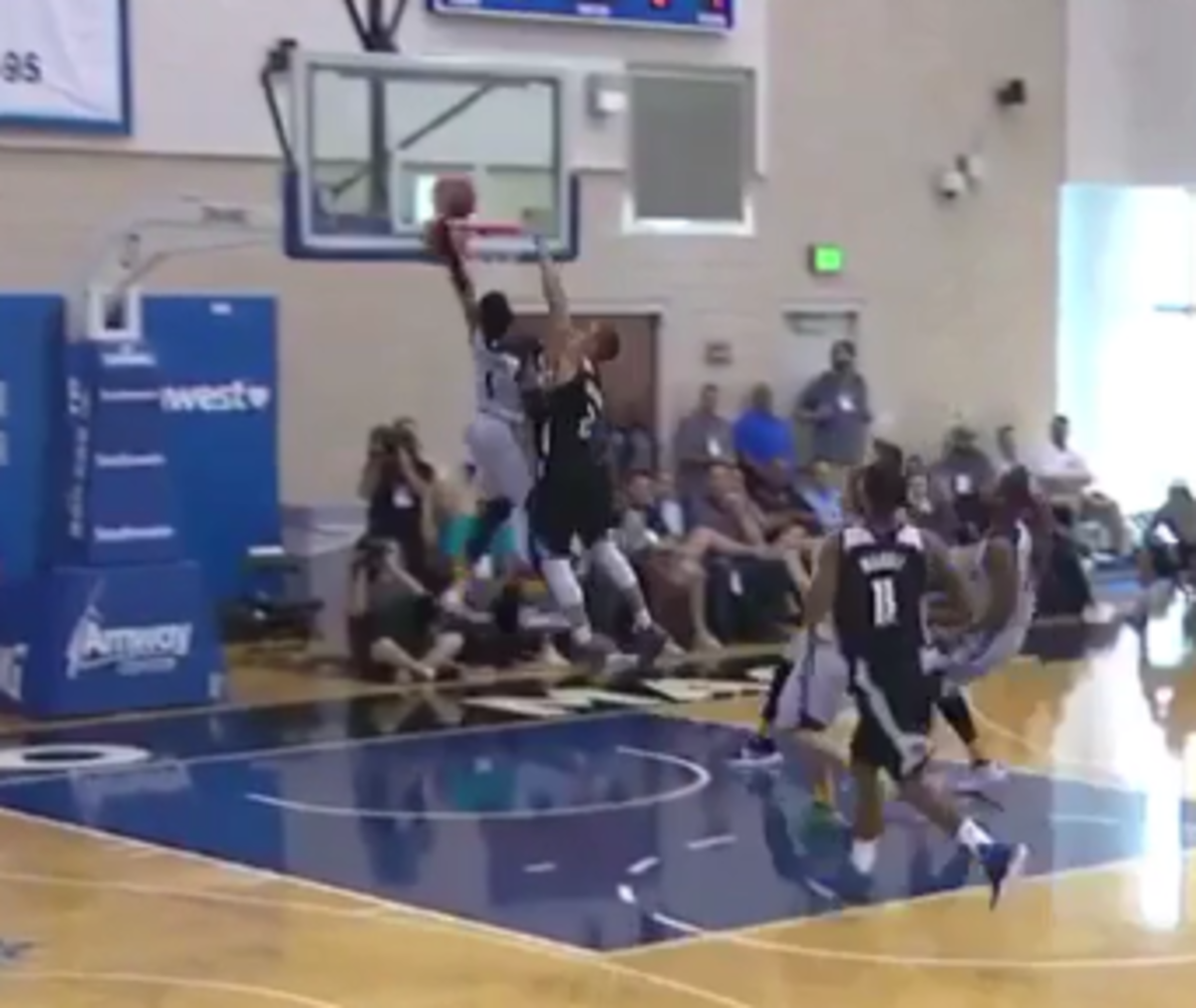 Joe Young dunking during the summer league