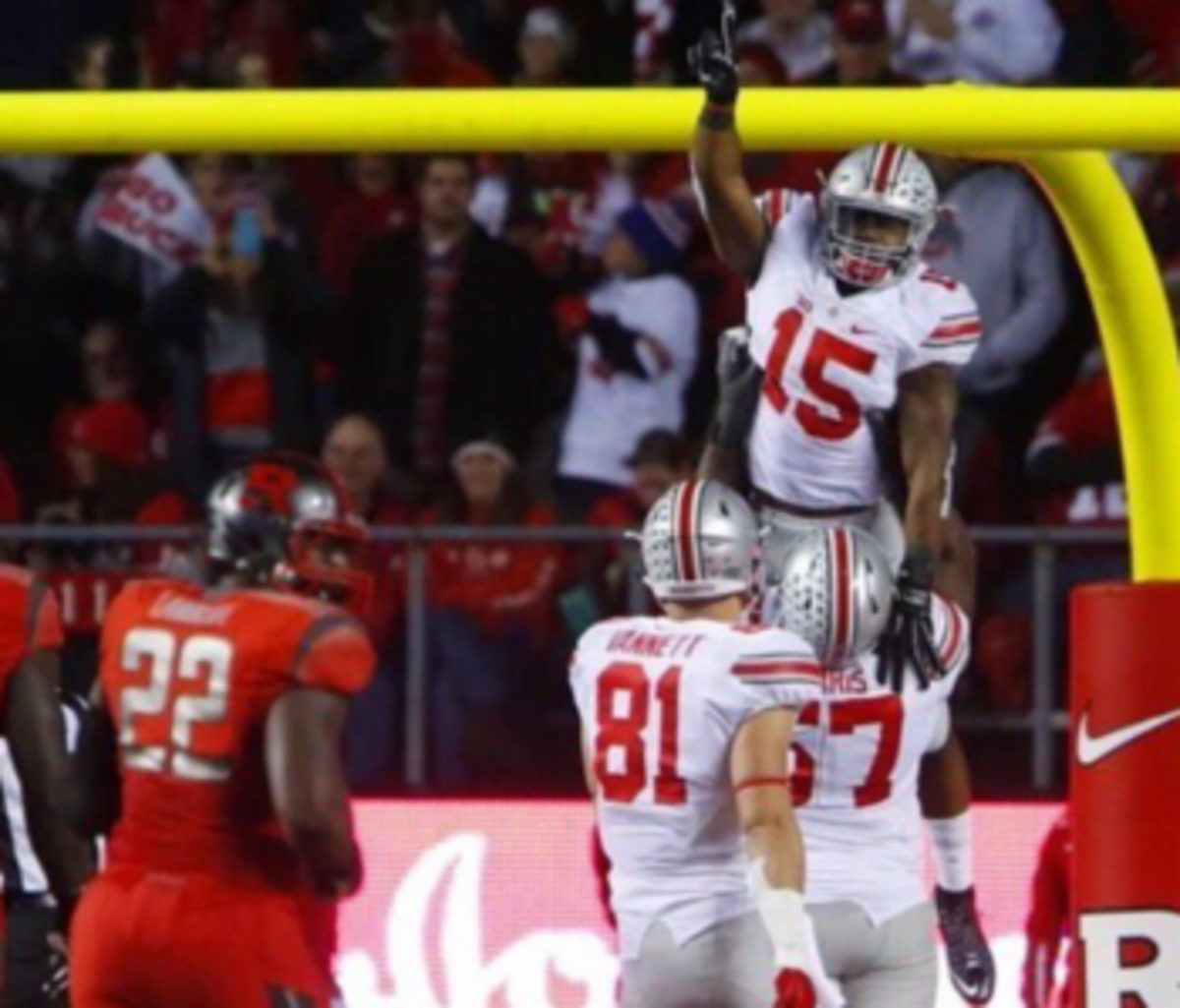 Ezekiel Elliott gets held up in the air by an Ohio State teammate.