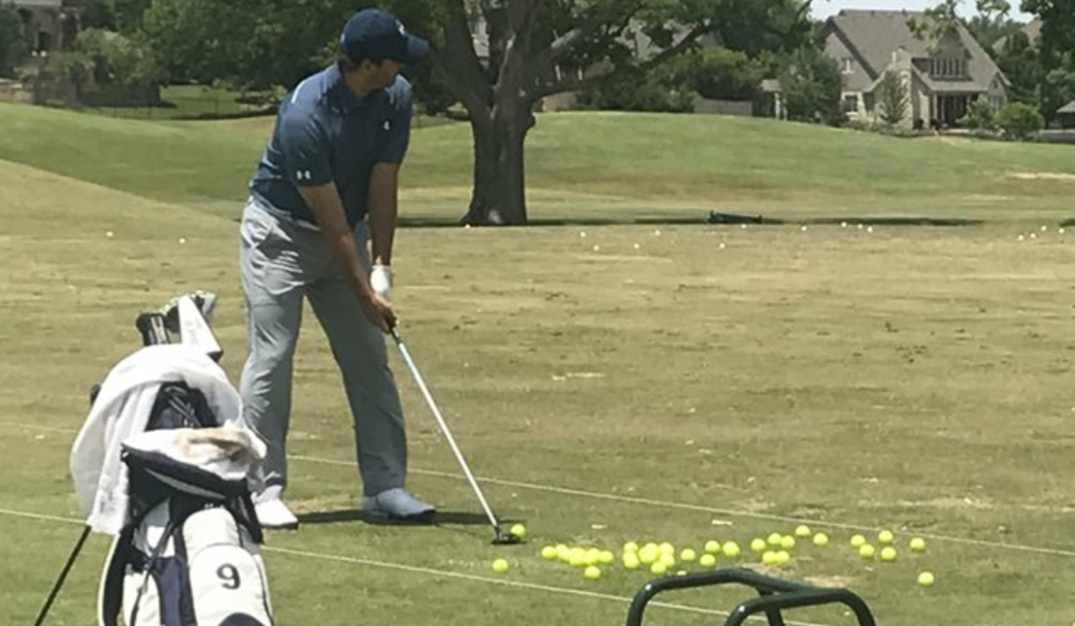 A photo of Tony Romo golfing.