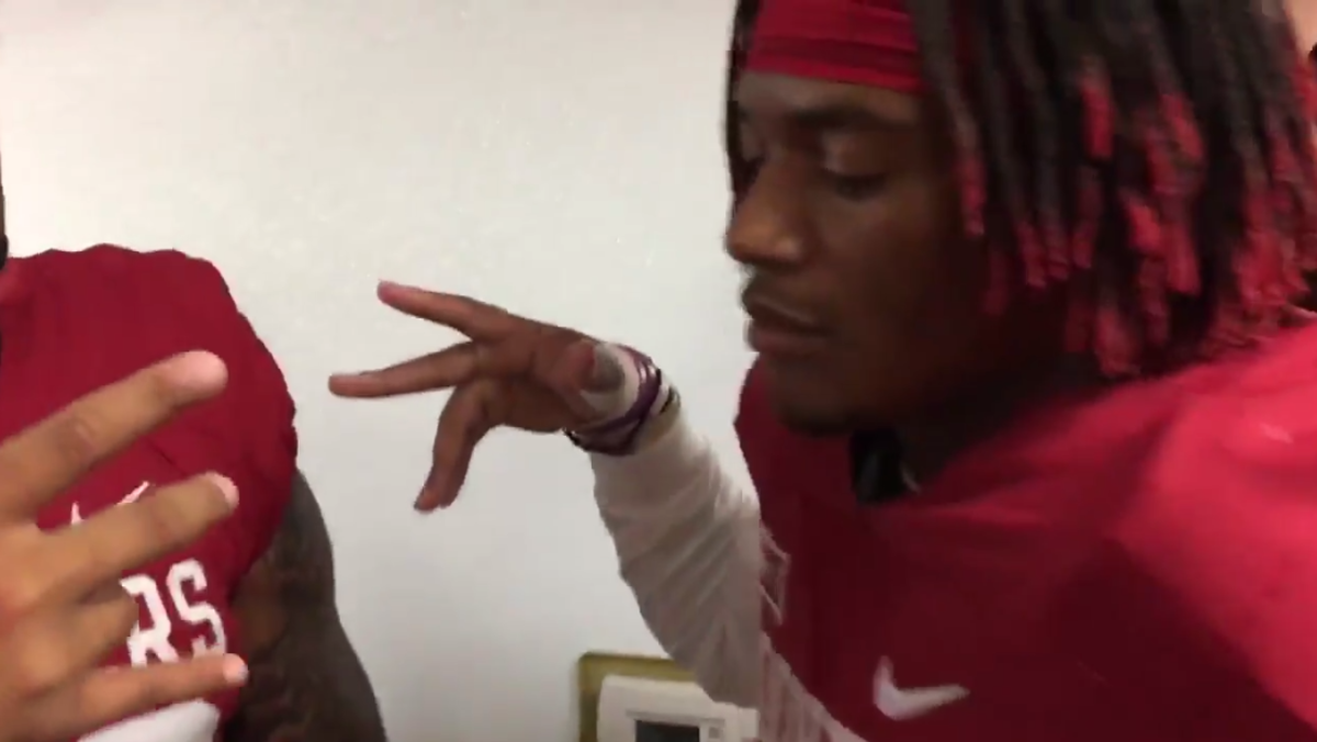 Oklahoma's players do the Mannequin Challenge.