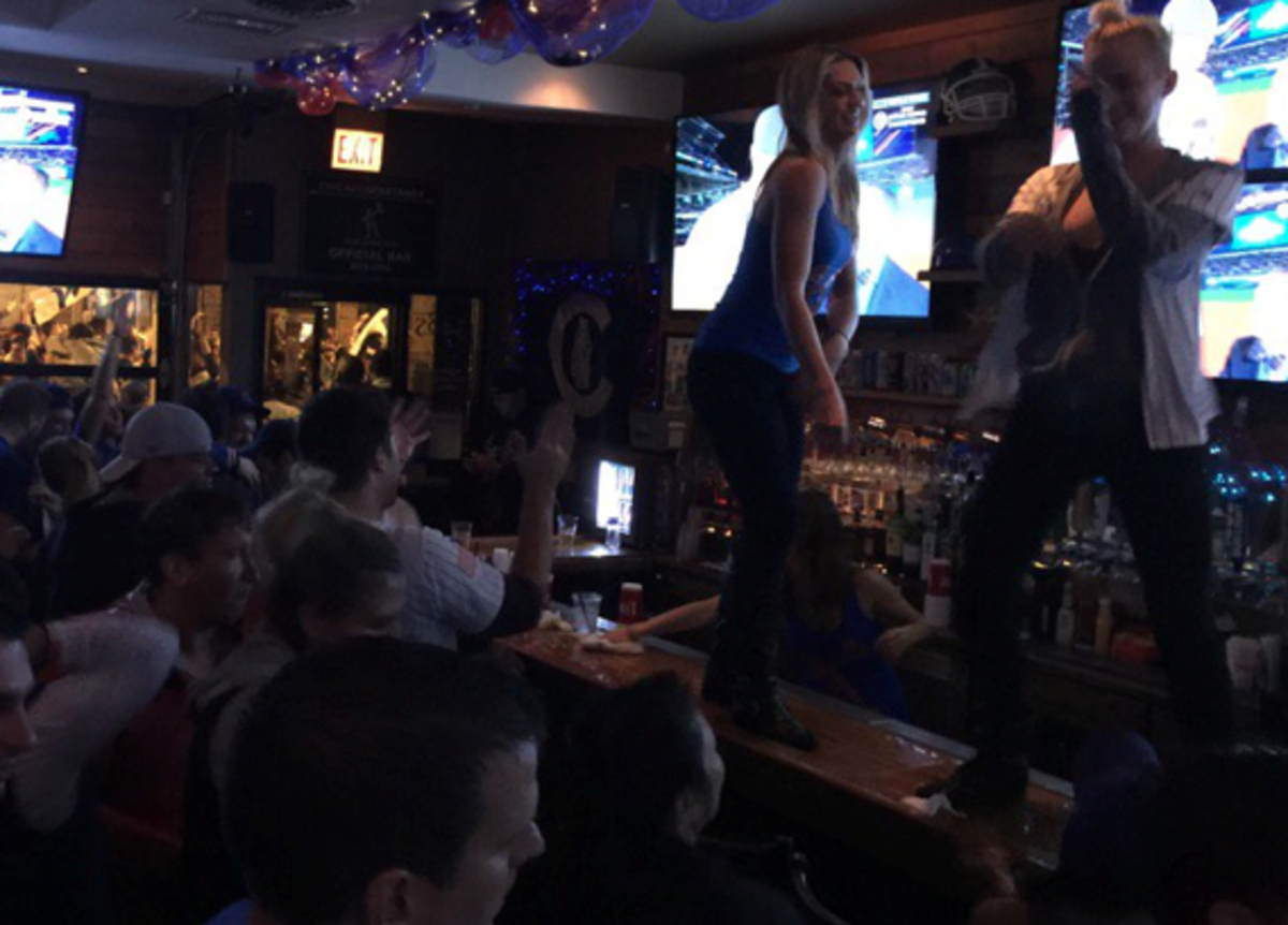 Cubs fans celebrate at a bar.