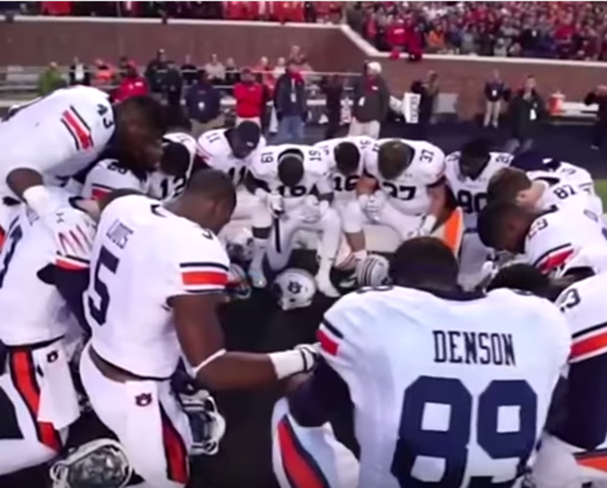 Auburn players kneeling before the game.