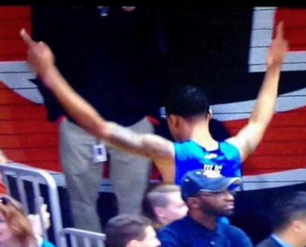 Tyler Ulis seen giving the finger on both hands to the crowd leaving the court.