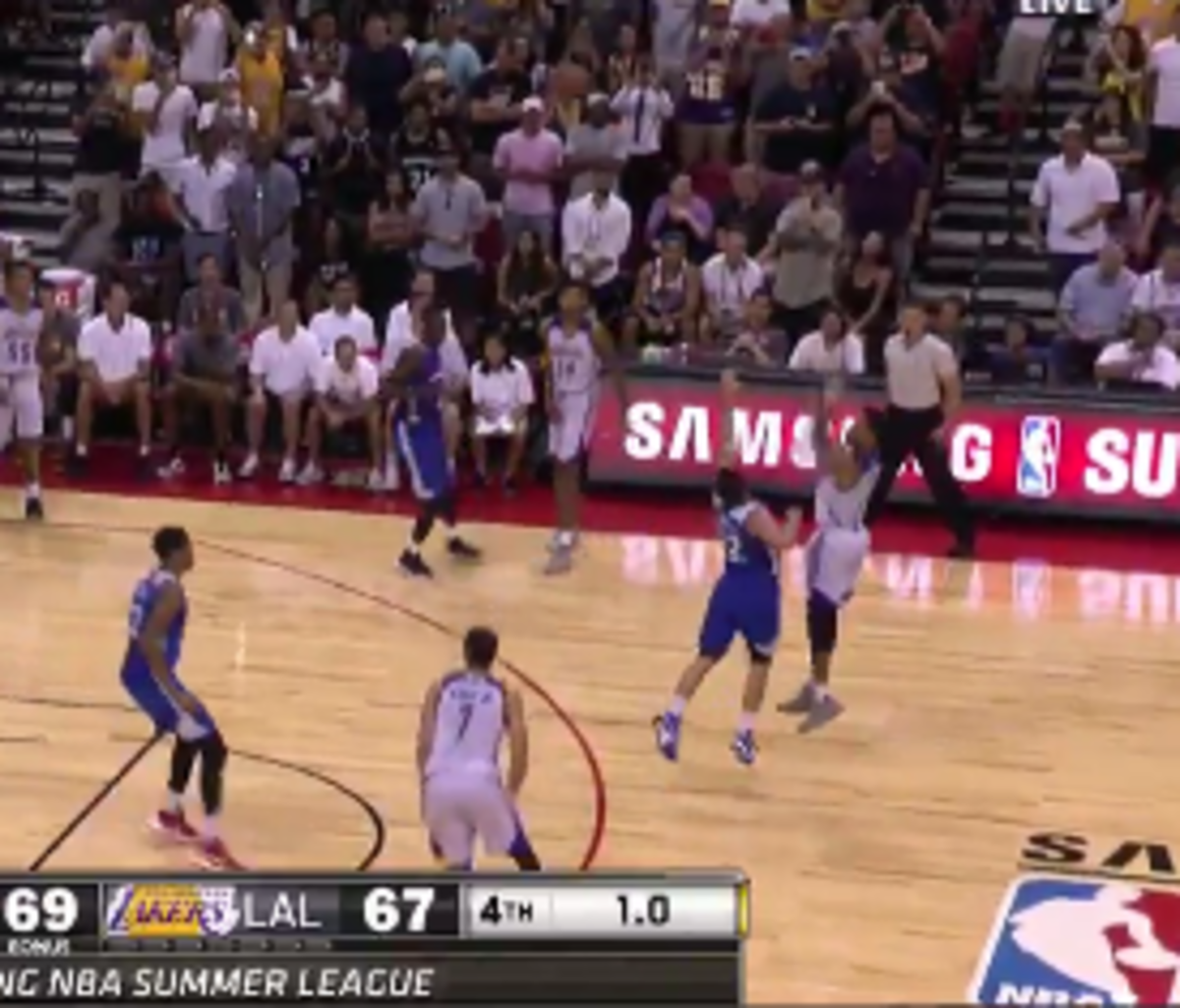 D'Angelo Russell makes a 3 point buzzer beater.