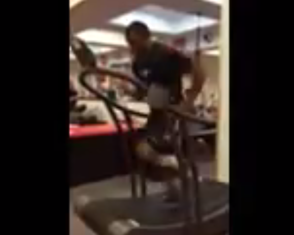 Nick Chubb sprints on a treadmill.