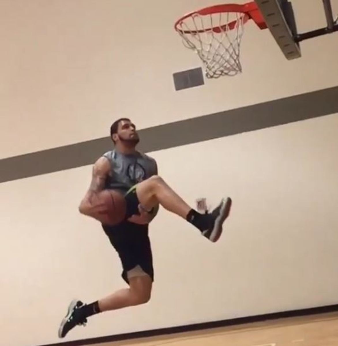 Mike Evans goes between the legs for impressive dunk.