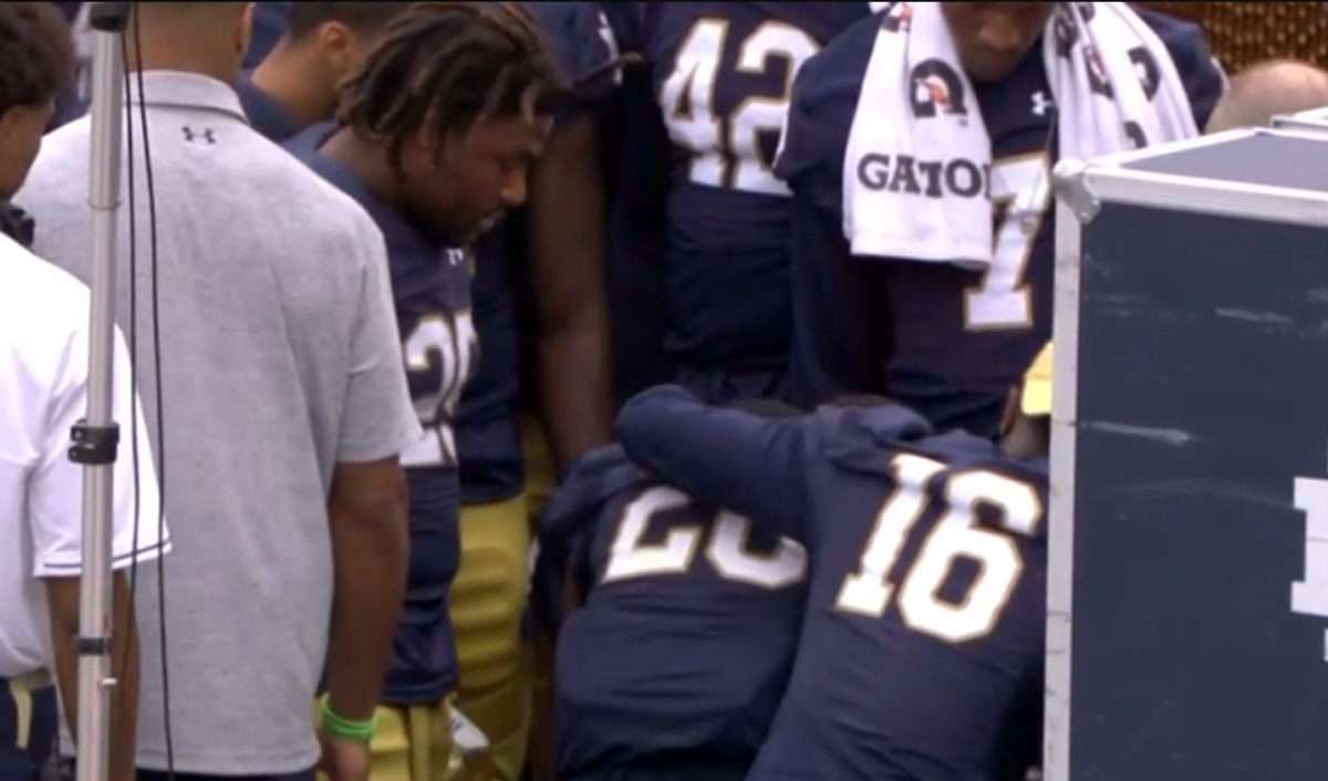 Notre Dame players come together following Shaun Crawford's injury