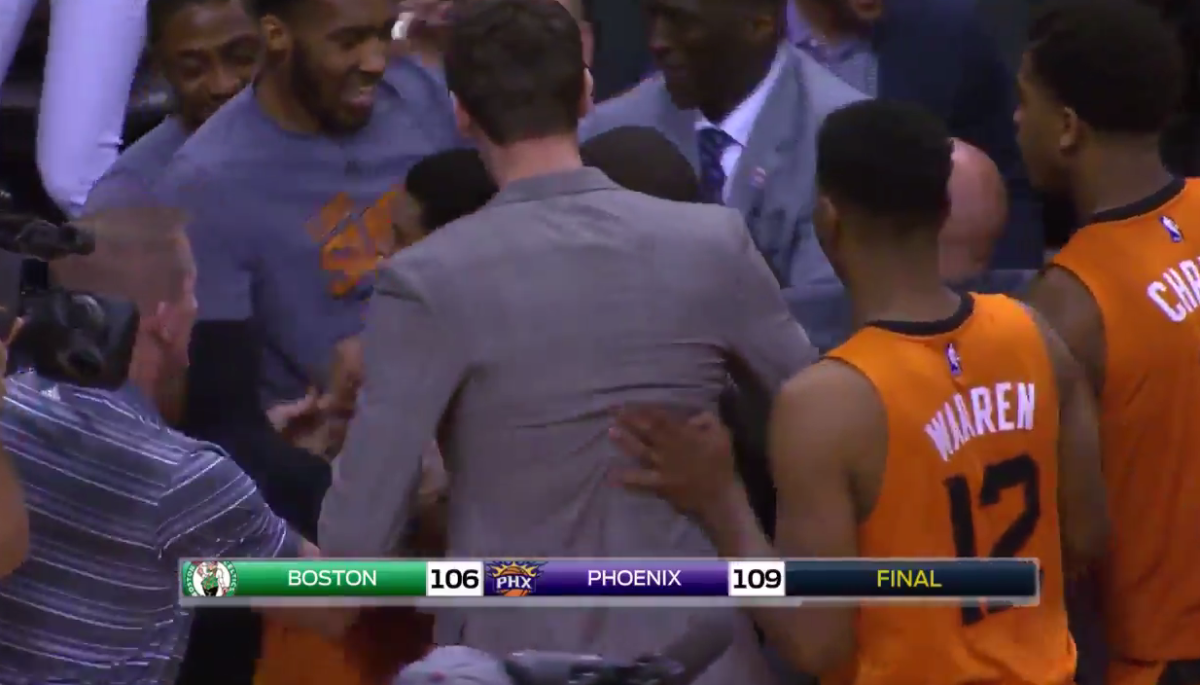 Tyler Ulis surrounded by teammates after game winner.
