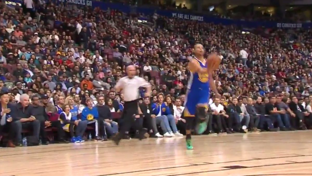 Stephen Curry throwing an alley oop.