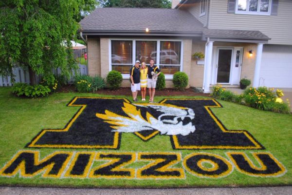 Missouri fan draws huge logo on their front lawn.