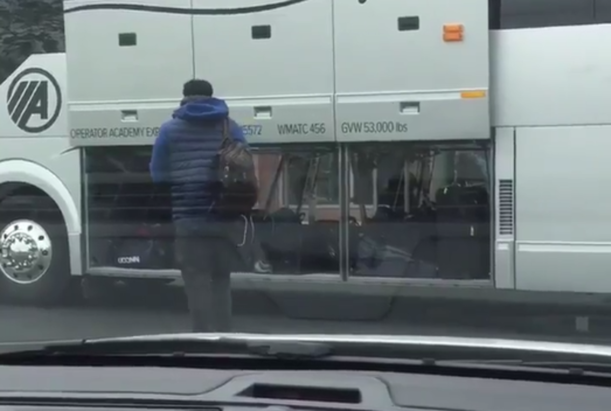Eli Apple seen putting his bags on a bus for first Giants practice.