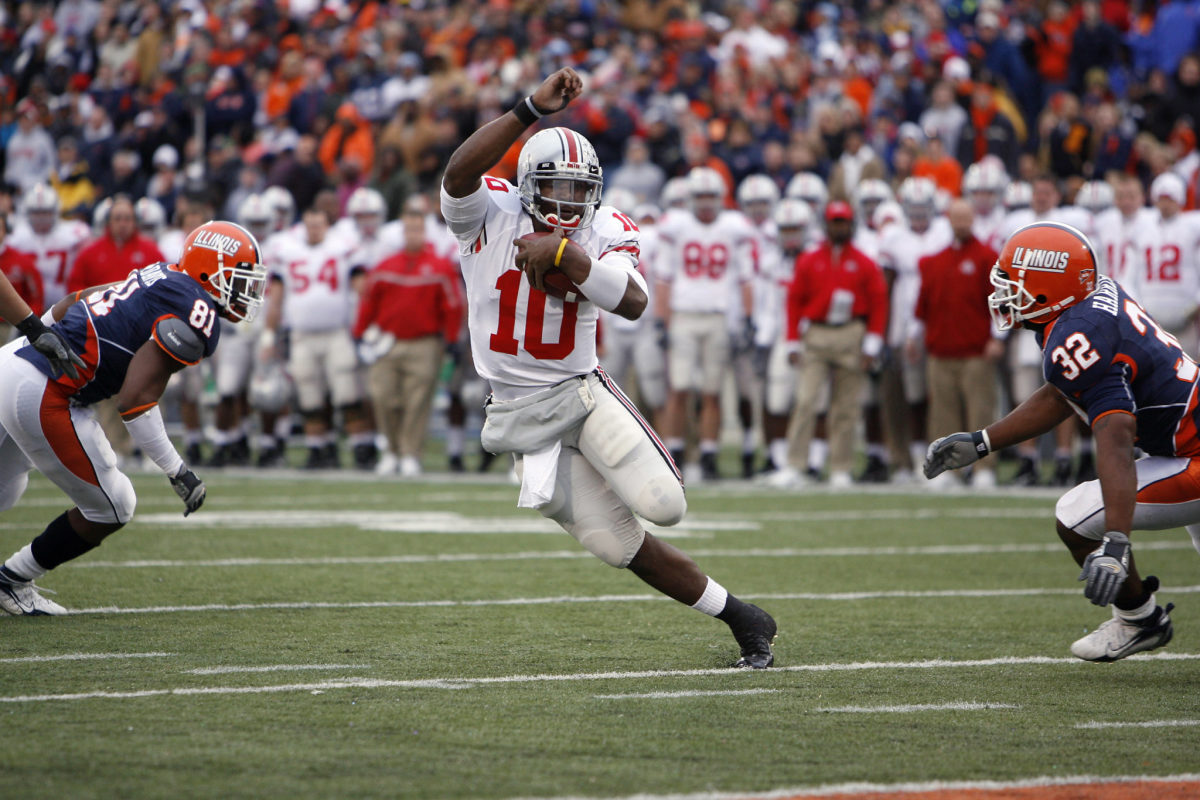 Troy Smith running the ball for Ohio State.