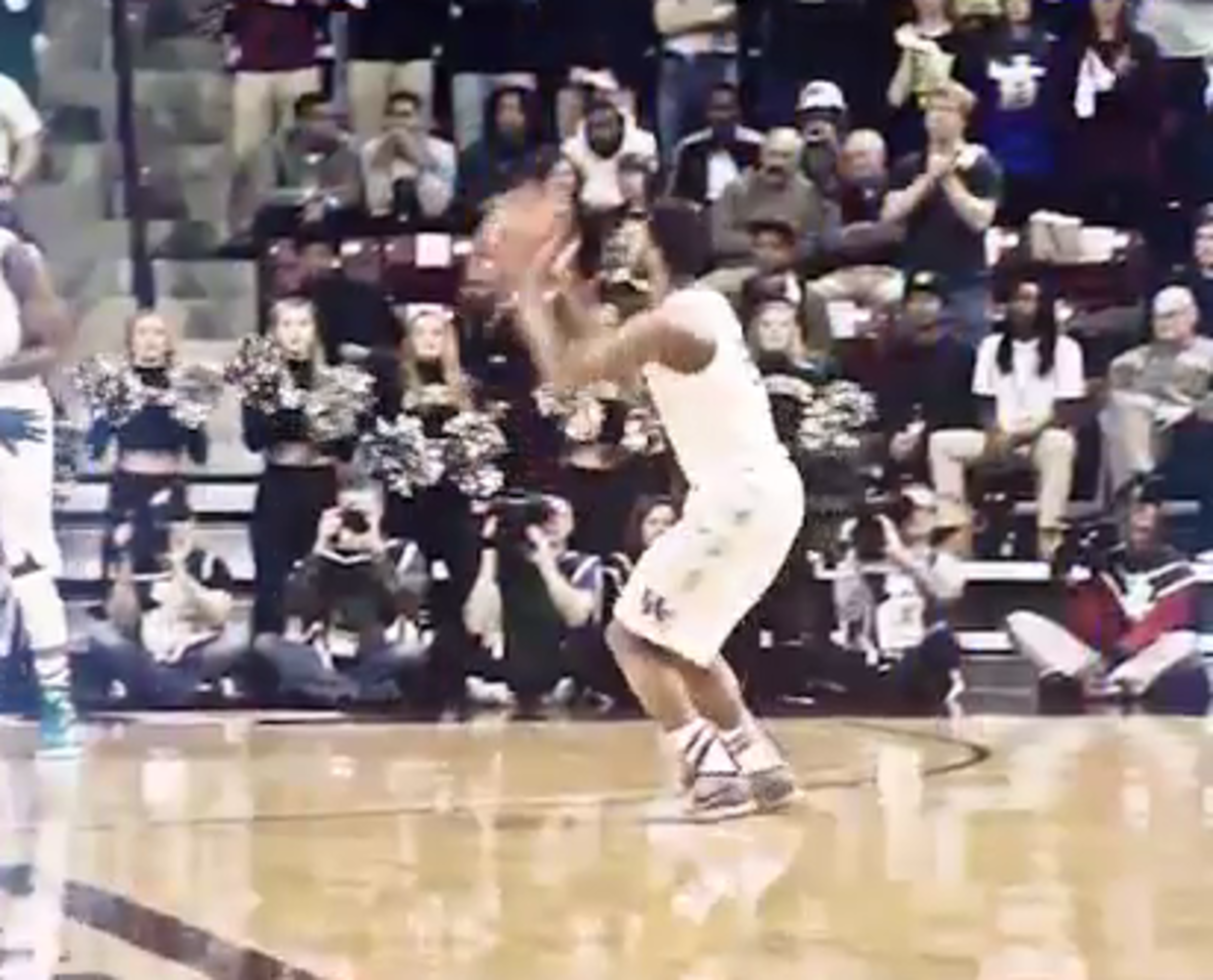 Kentucky player lines up a three point shot.